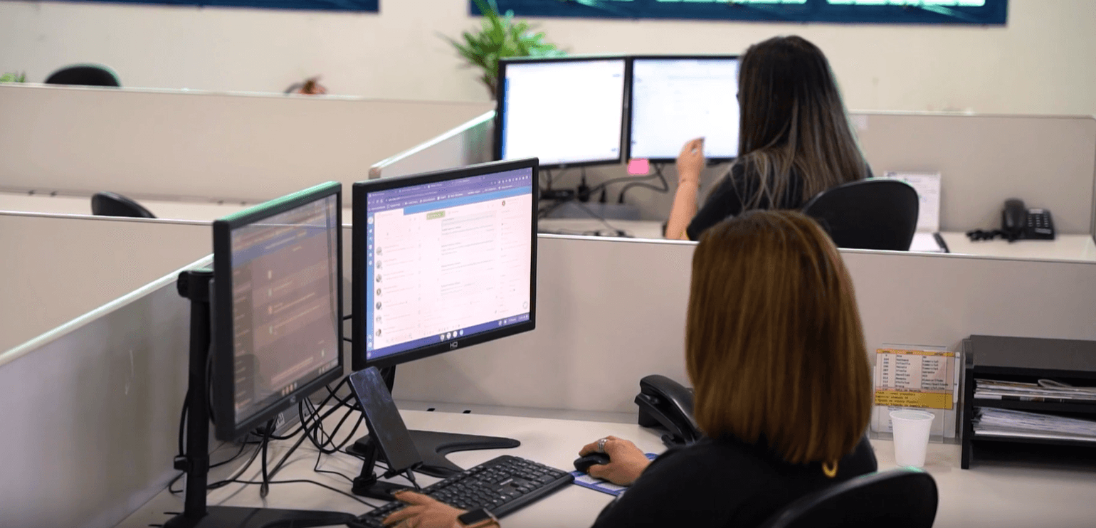 Equipe trabalhando em computadores no escritório