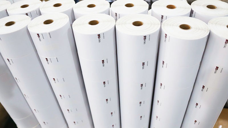 Rolos de papel branco para etiquetas