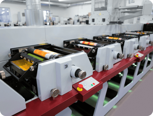 Linha de impressoras de etiquetas na fábrica