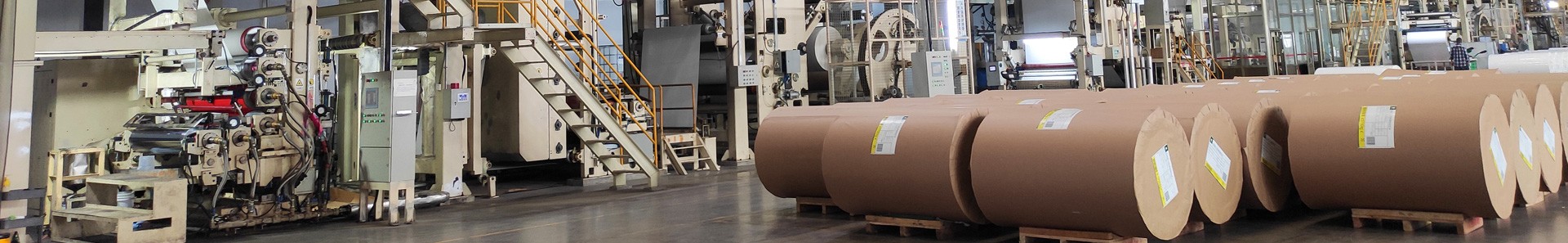 Bobinas de papel kraft em uma fábrica
